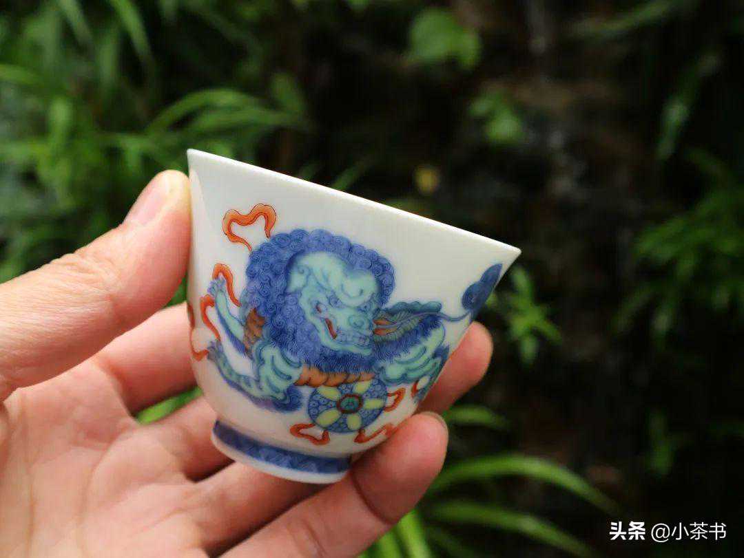 畊雨柴窑青花加彩描金带子上朝仰钟杯