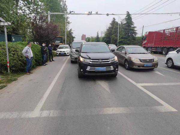跟车太近未保持安全距离，面包车追尾负全责