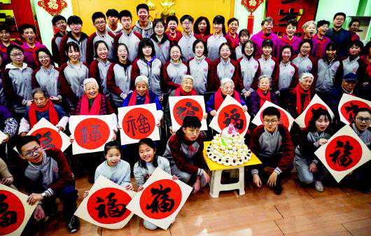 半岛公益及市老龄委组织“迎春暖冬敬老行动”