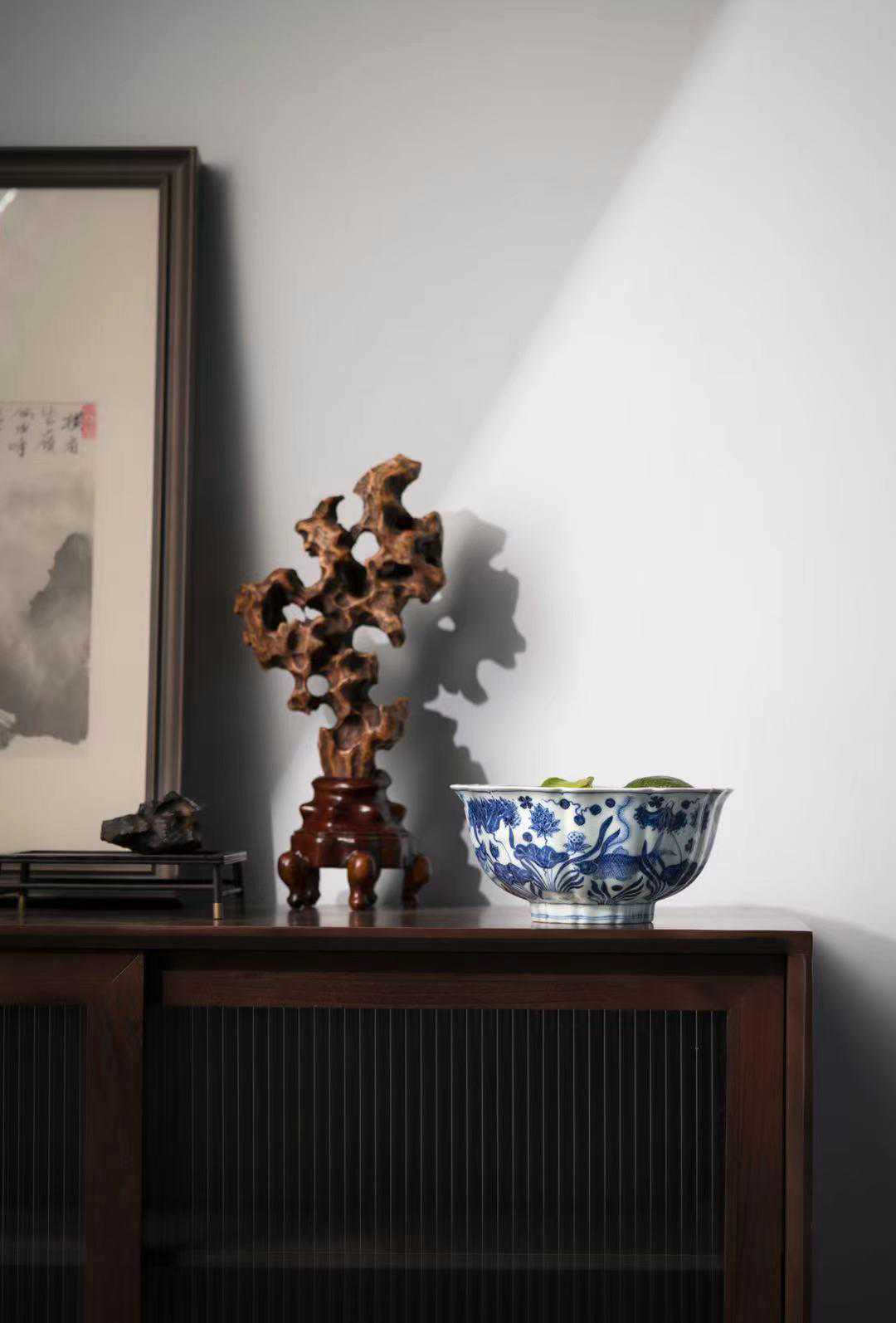 「子非鱼安知鱼之乐？」青花鱼藻纹葵口十棱大碗