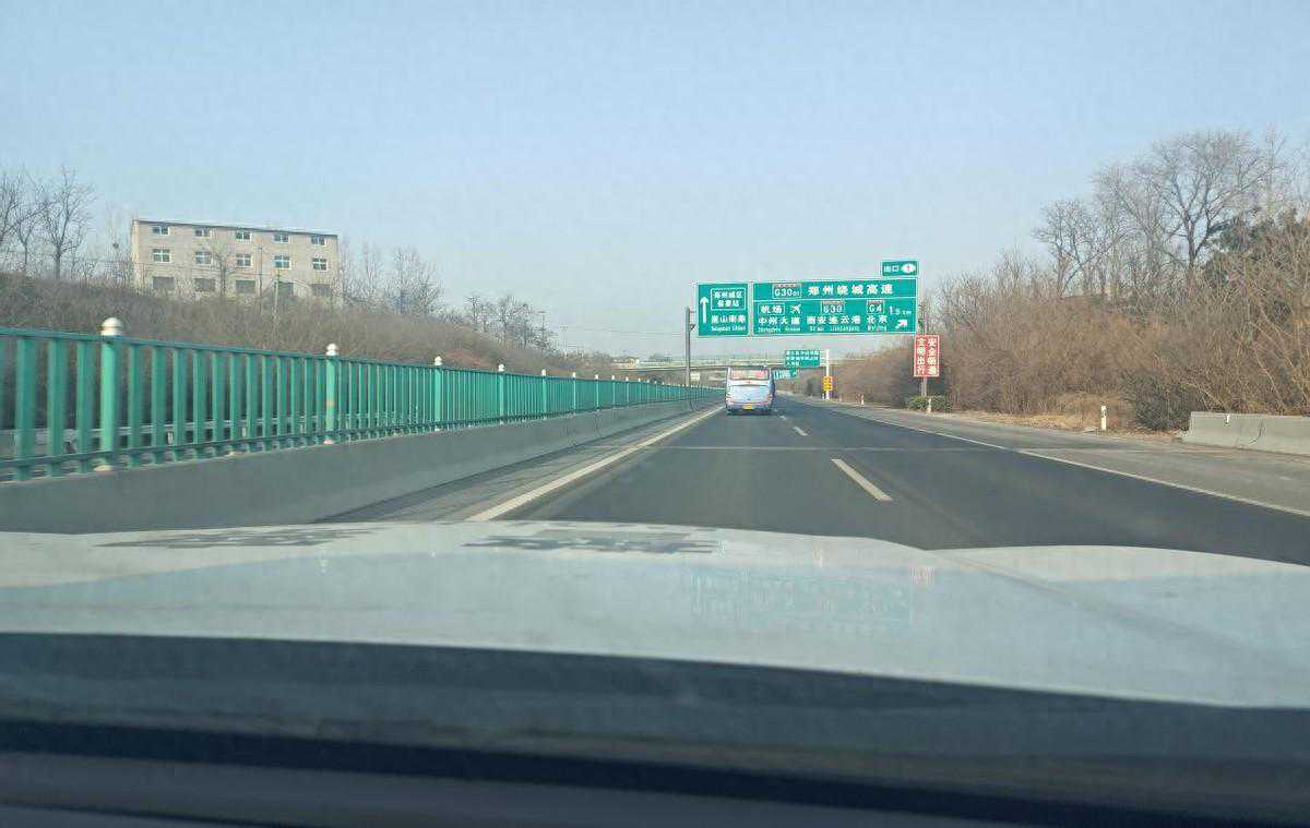 【豫筑平安】大型车辆要靠右 文明驾驶记心中