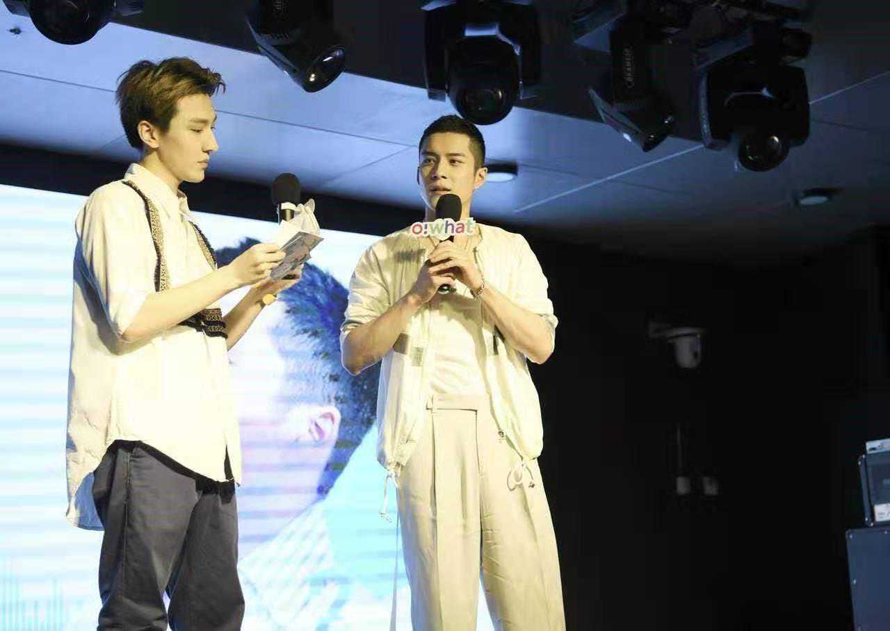 韩东君生日会爆笑不断 与主持人郑不二频爆金句