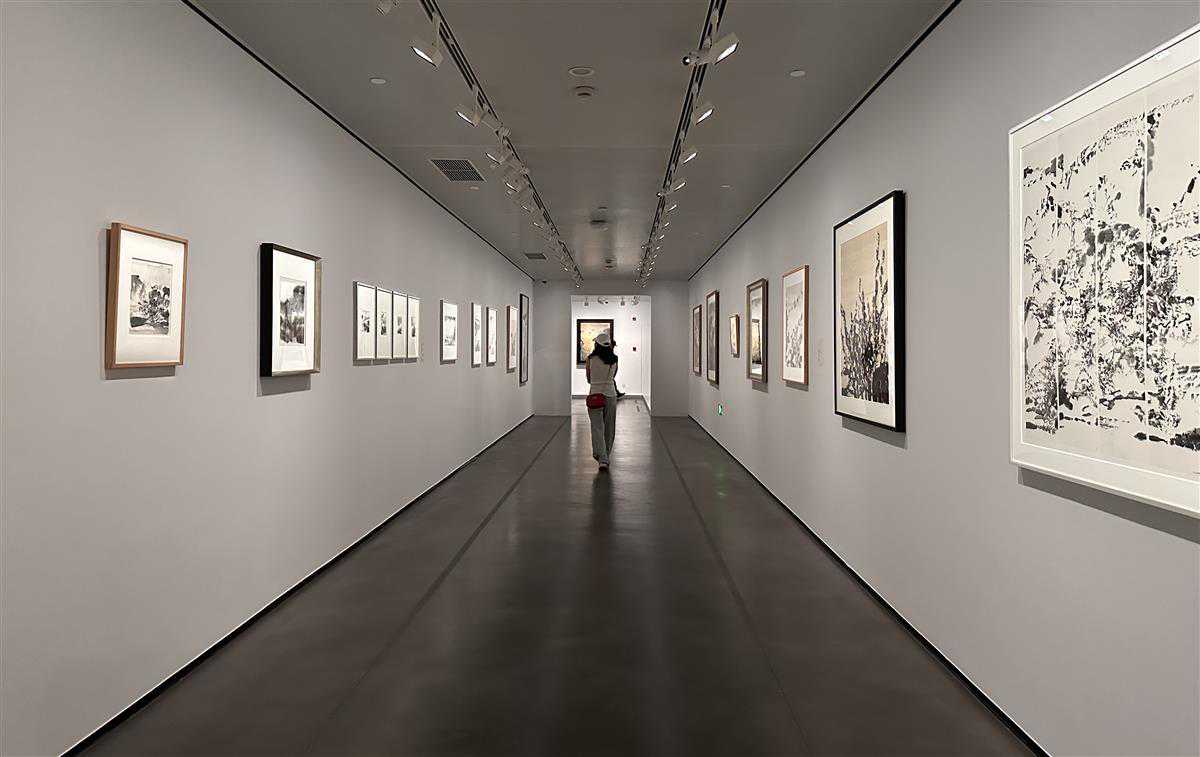 作品拍出2.4亿港元天价的赵无极，他的画作正在展出