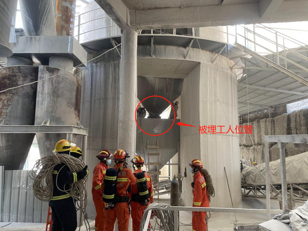 工厂石灰块崩塌，55岁工人被埋斗罐