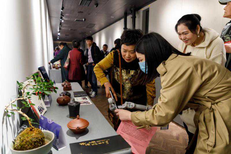 当篆刻遇见紫砂 宜兴陶艺长沙精品展在长沙举行