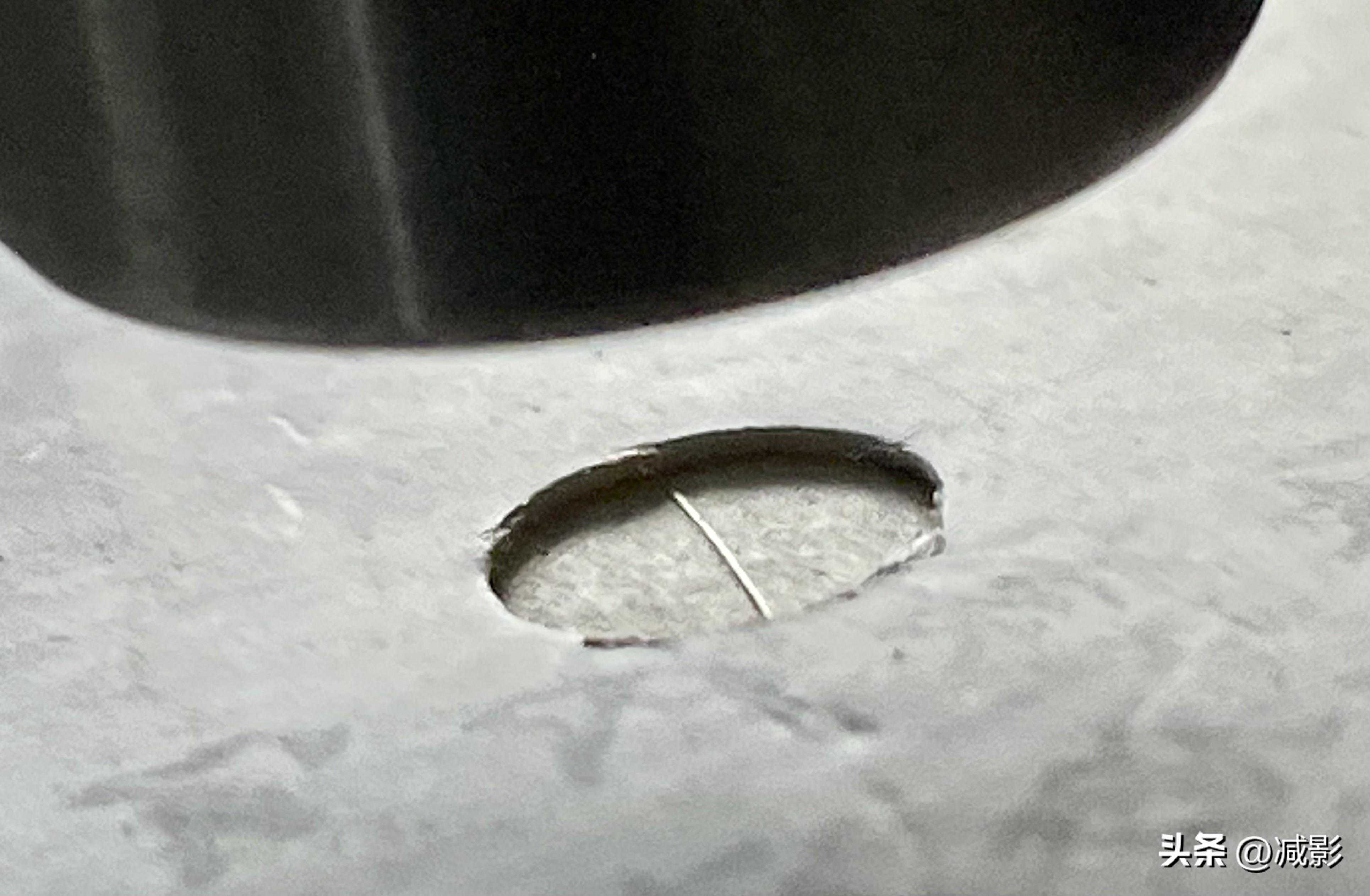 毫厘间的雕刻艺术！6旬男子在发丝上刻梅花