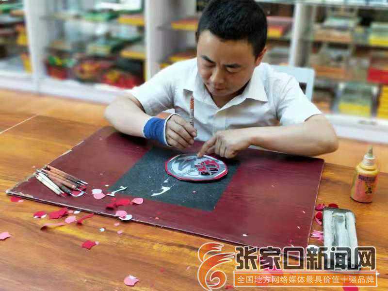 何宝立：在刻刀下绽放青春