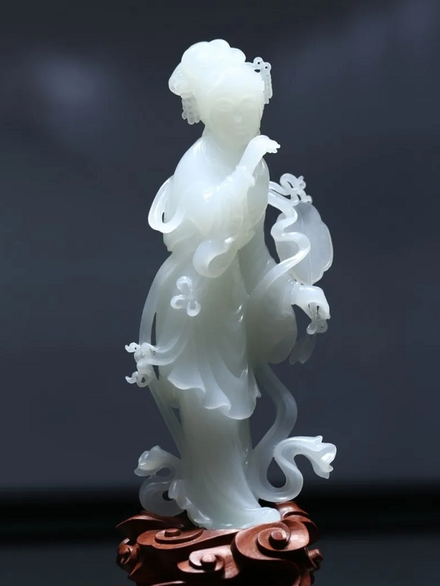 彩玉雕成妙龄少女，让人直流口水