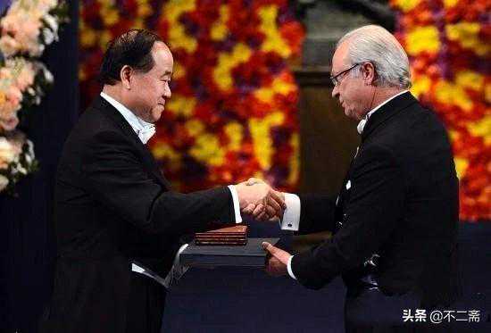 莫言书法现香港街头，书写大气磅礴