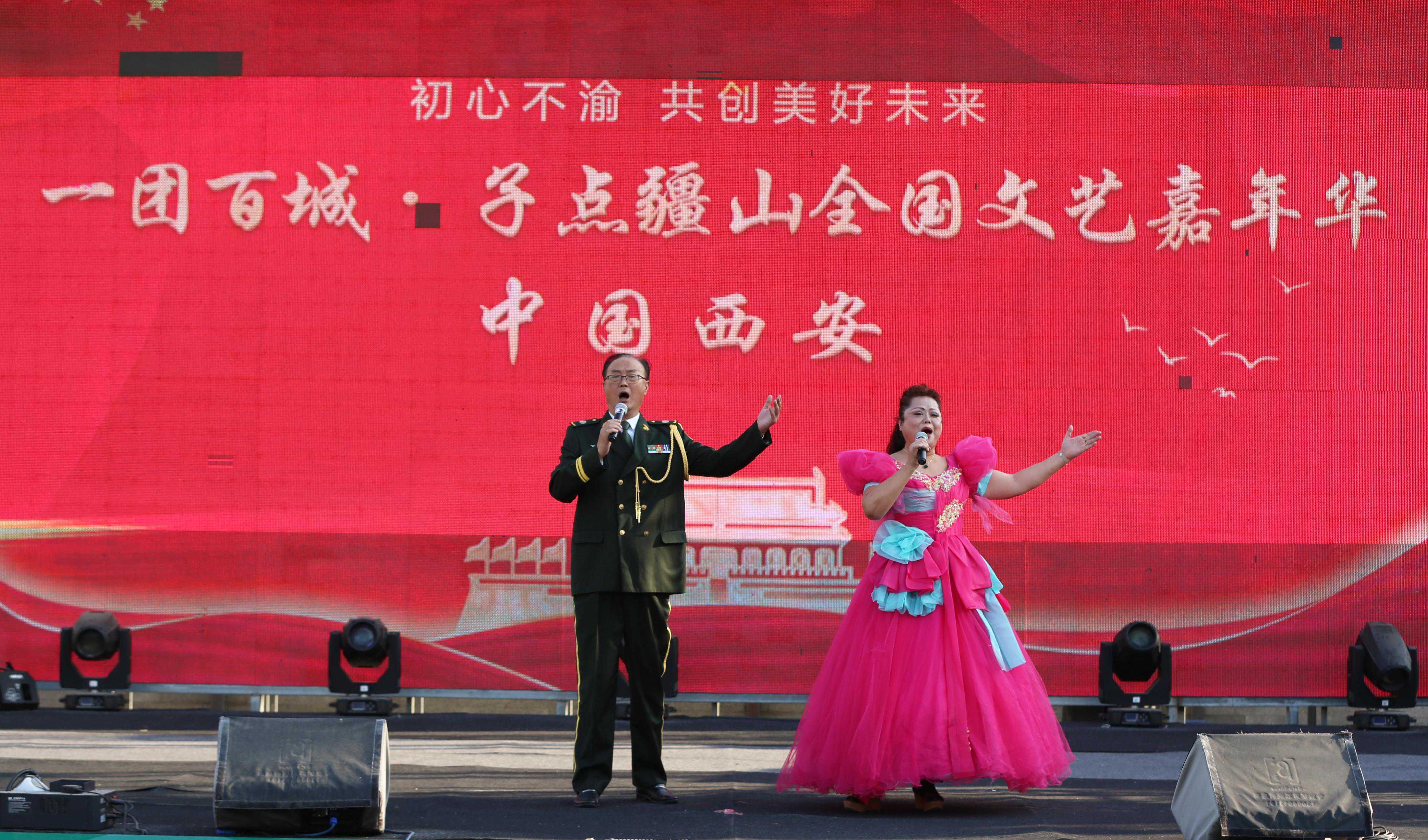 一团百城 千人文艺展演嘉年华活动在西安汉城湖畔举办