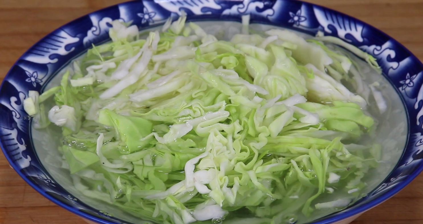 今天才知道，原来包菜粉条这样做，难怪之前粉条老粘锅，收藏了