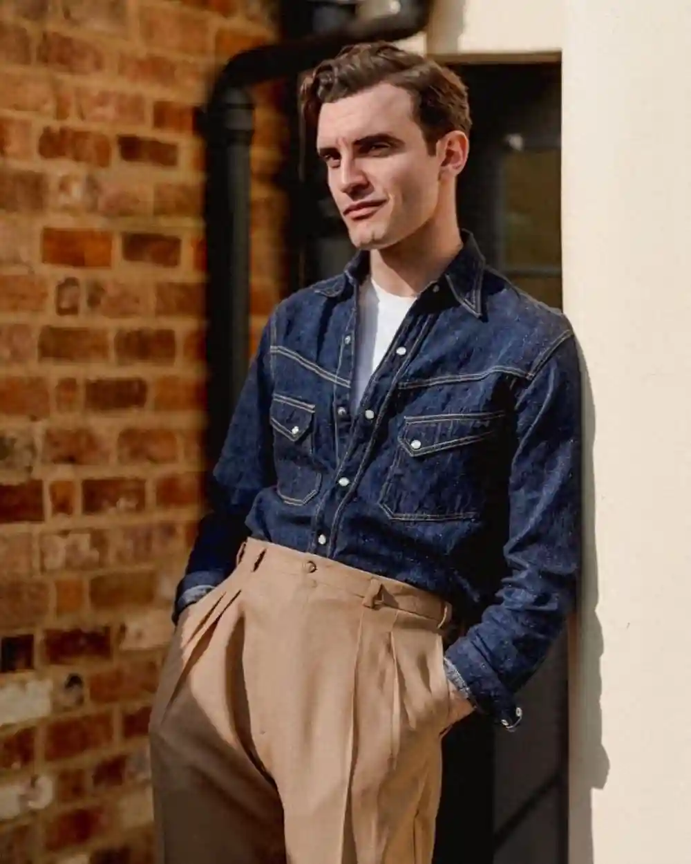 收褶裤这么经典，你却认为它是“老古董”，这样穿才能展露魅力